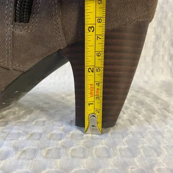 Clarks NWOT Suede Alpine Andi Ankle Heeled Lace Up Bootie Taupe Women's Size 8 - Picture 13 of 16